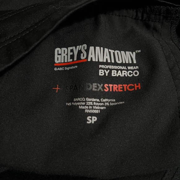 Grey’s Anatomy Kim 3 Pocket Logo Waist Cargo Pants. Color: black - Picture 4 of 14